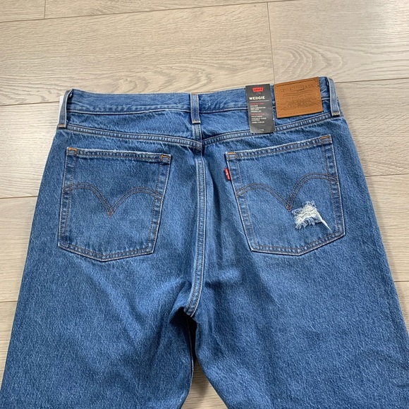 Levi’s Wedgie High Rise Distressed Raw Hem Jeans - Picture 5 of 14